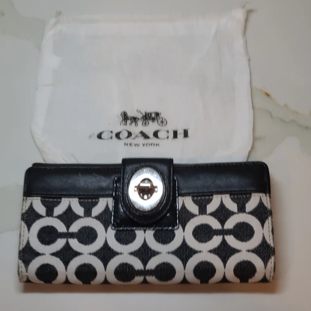 Coach Turnlock Black and White Women's Wallet EUC
